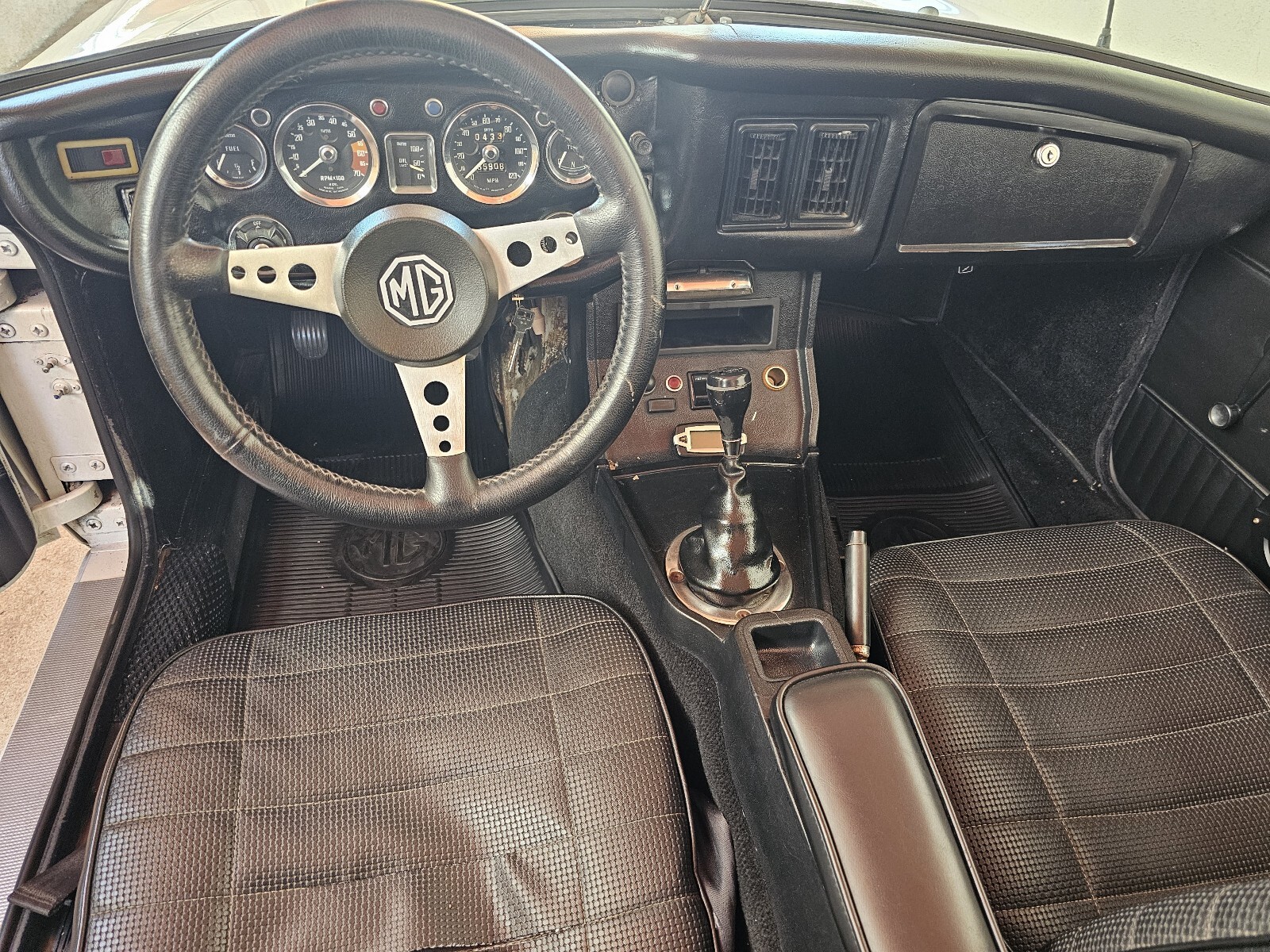 MG-MGB-1974-35