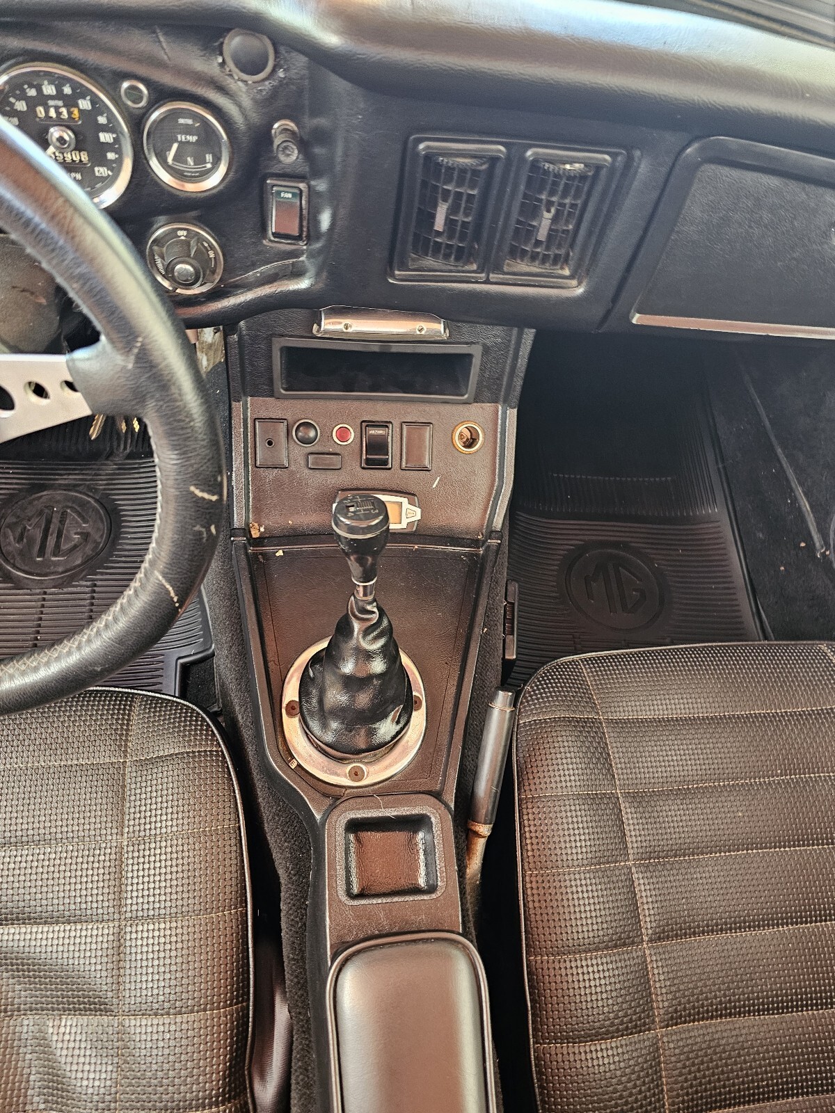 MG-MGB-1974-36