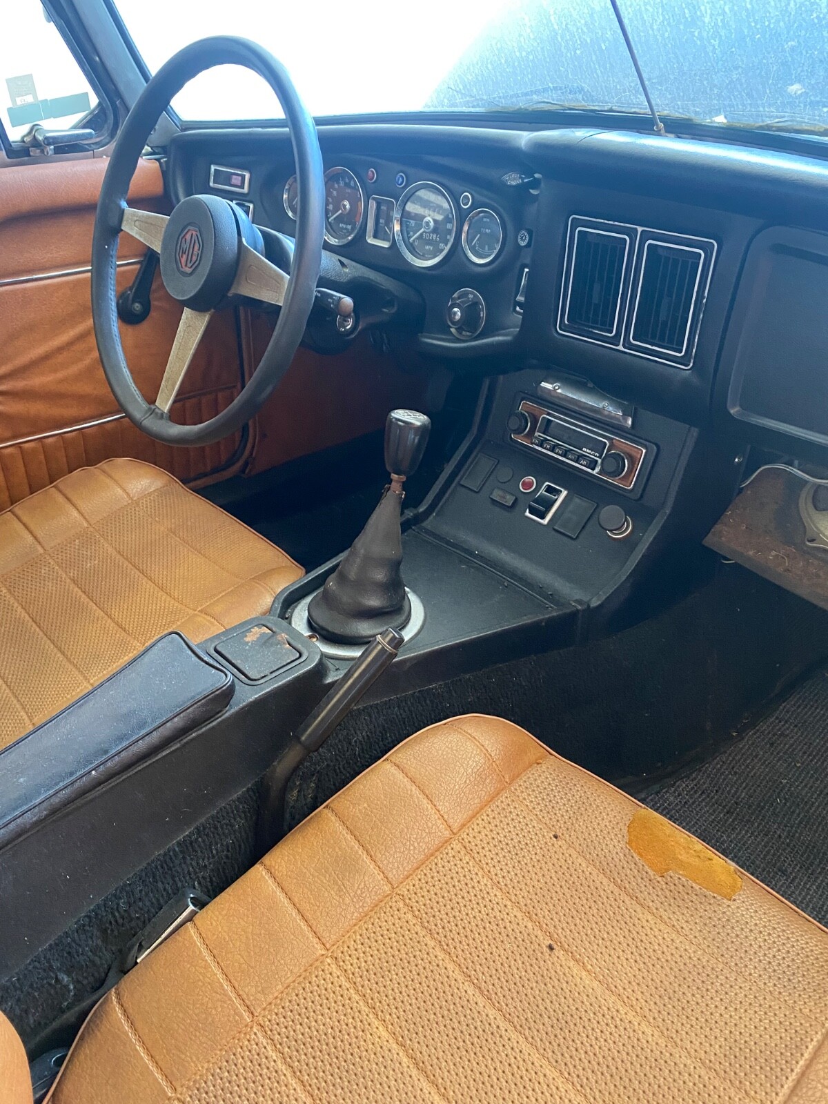 MG-MGB-1974-Convertible-23