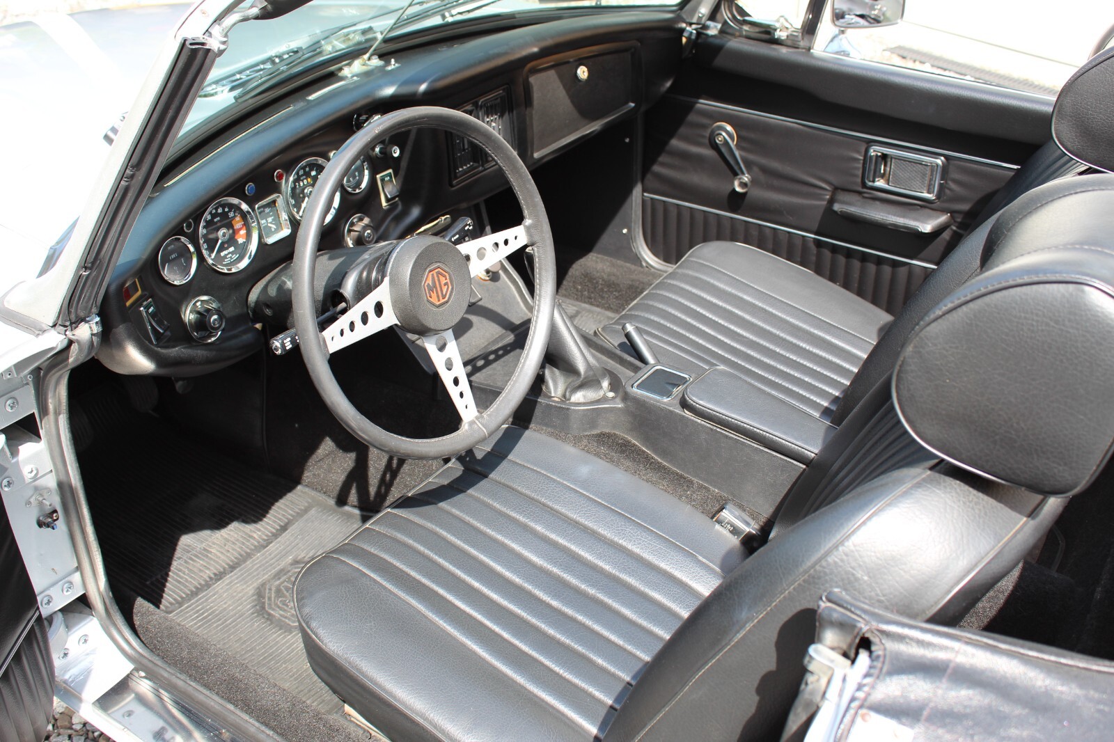 MG-MGB-1974-Convertible-8