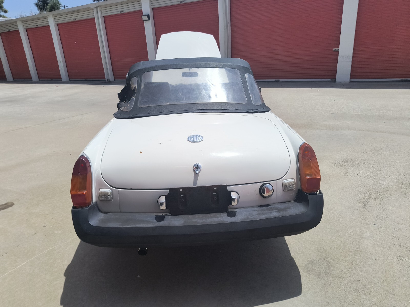 MG-MGB-1975-Convertible-10