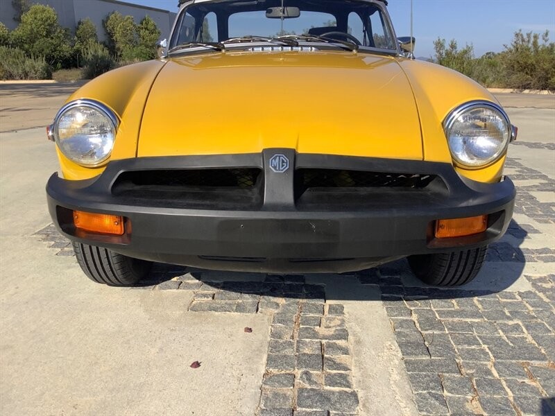 MG-MGB-1979-Convertible-2