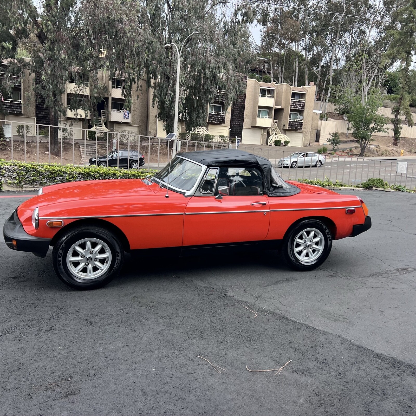 MG-MGB-1979-Convertible-2
