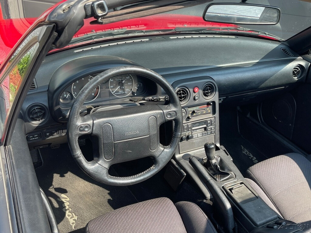 Mazda-MX-5-Miata-1990-Convertible-12