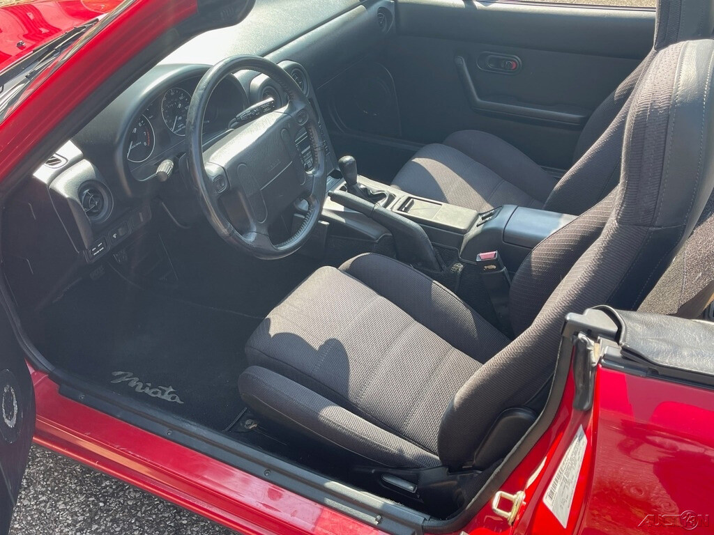 Mazda-MX-5-Miata-1990-Convertible-13