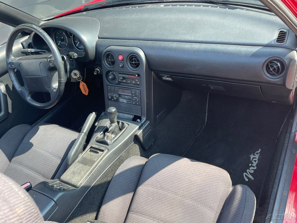 Mazda-MX-5-Miata-1990-Convertible-14