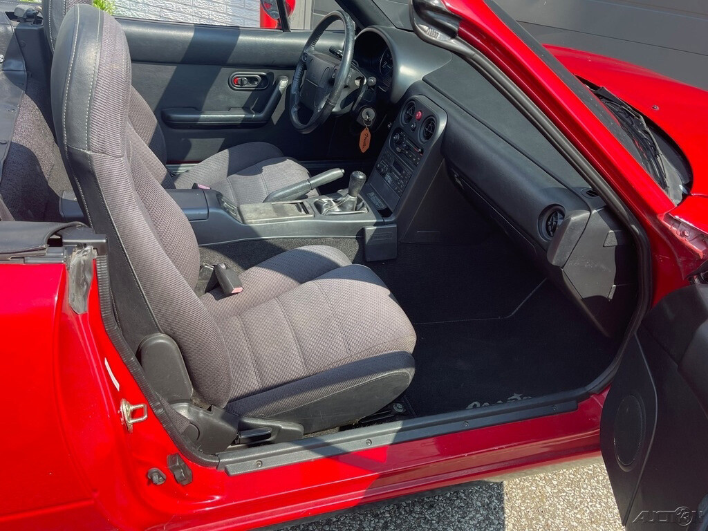 Mazda-MX-5-Miata-1990-Convertible-15