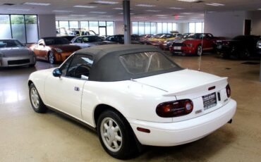 Mazda-MX-5-Miata-1990-Convertible-15
