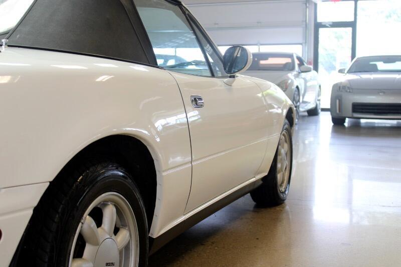 Mazda-MX-5-Miata-1990-Convertible-24