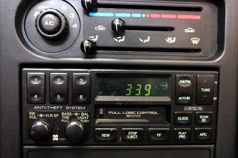 Mazda-MX-5-Miata-1990-Convertible-29