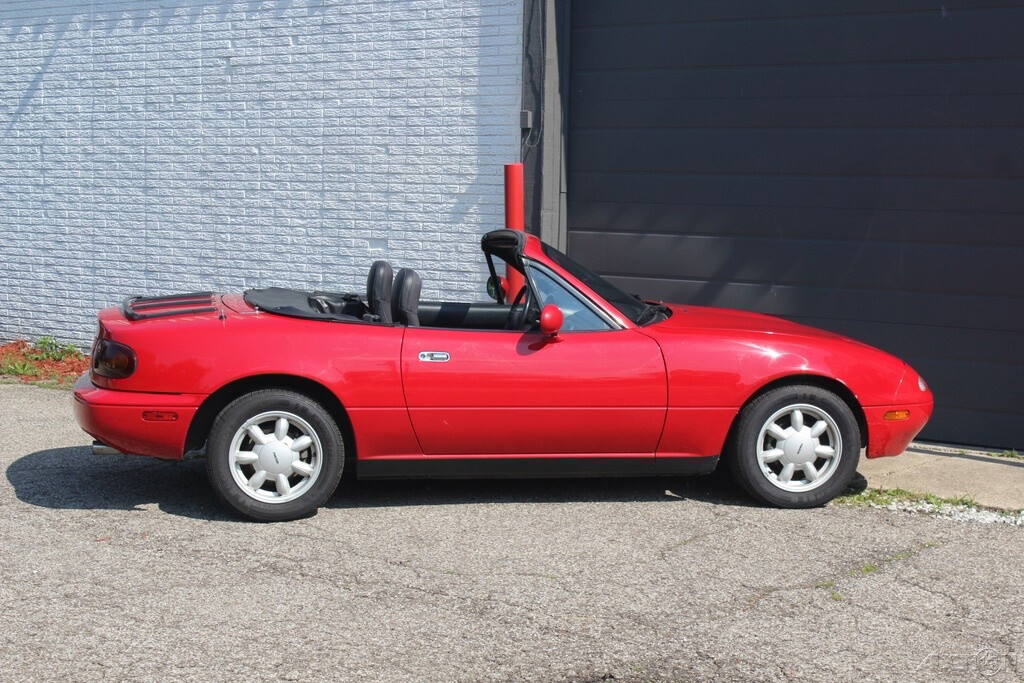 Mazda-MX-5-Miata-1990-Convertible-8