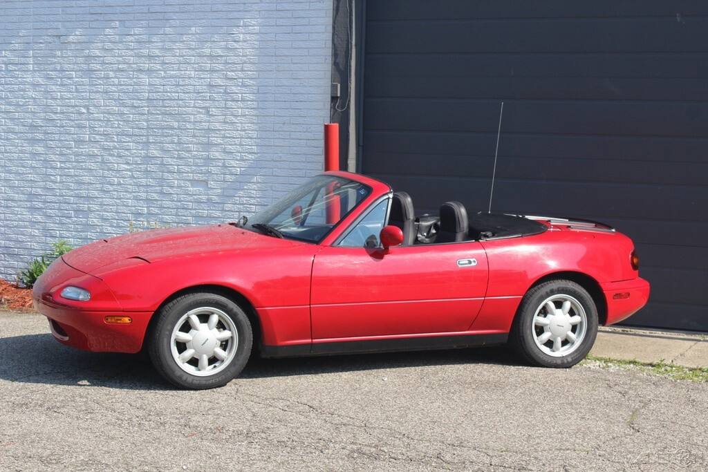 Mazda-MX-5-Miata-1990-Convertible-9