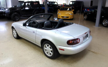 Mazda-MX-5-Miata-1991-Convertible-37