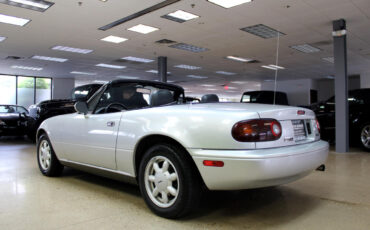 Mazda-MX-5-Miata-1991-Convertible-38