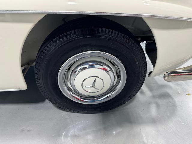 Mercedes-Benz-190-Series-1962-Convertible-10