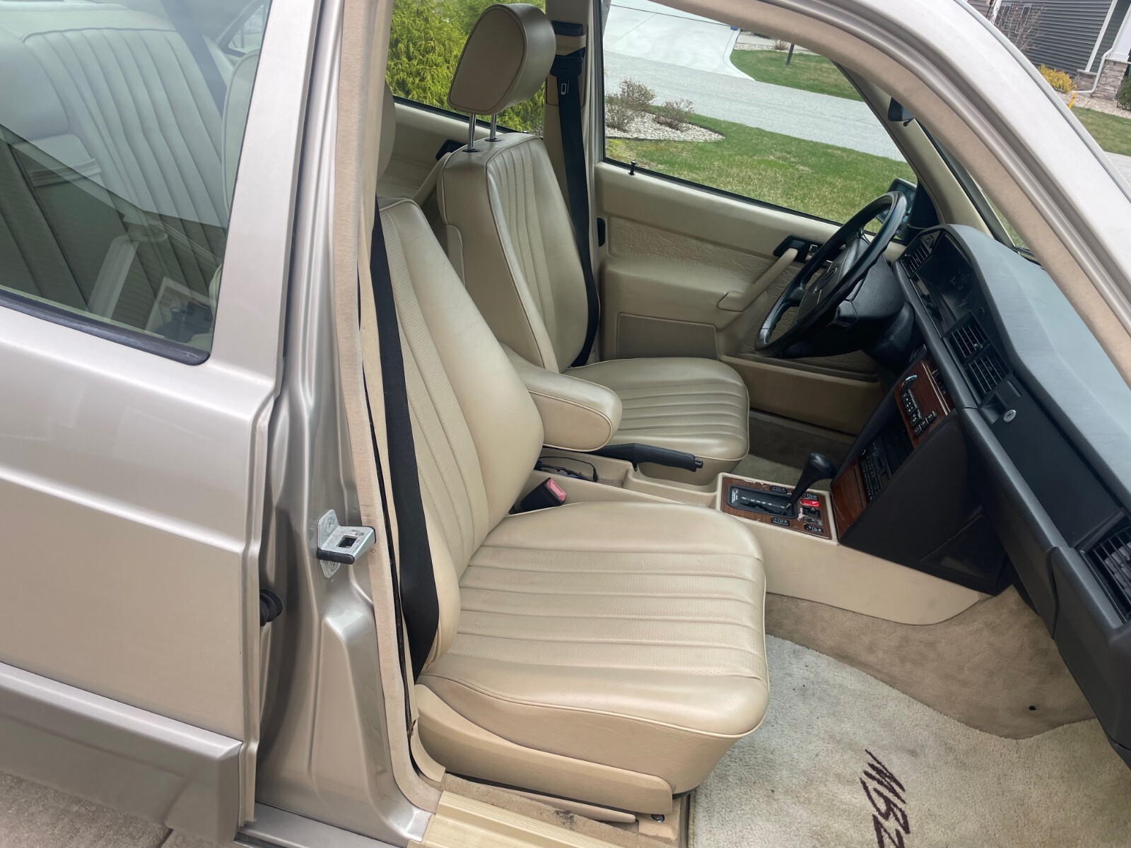 Mercedes-Benz-190-Series-1992-Sedan-12