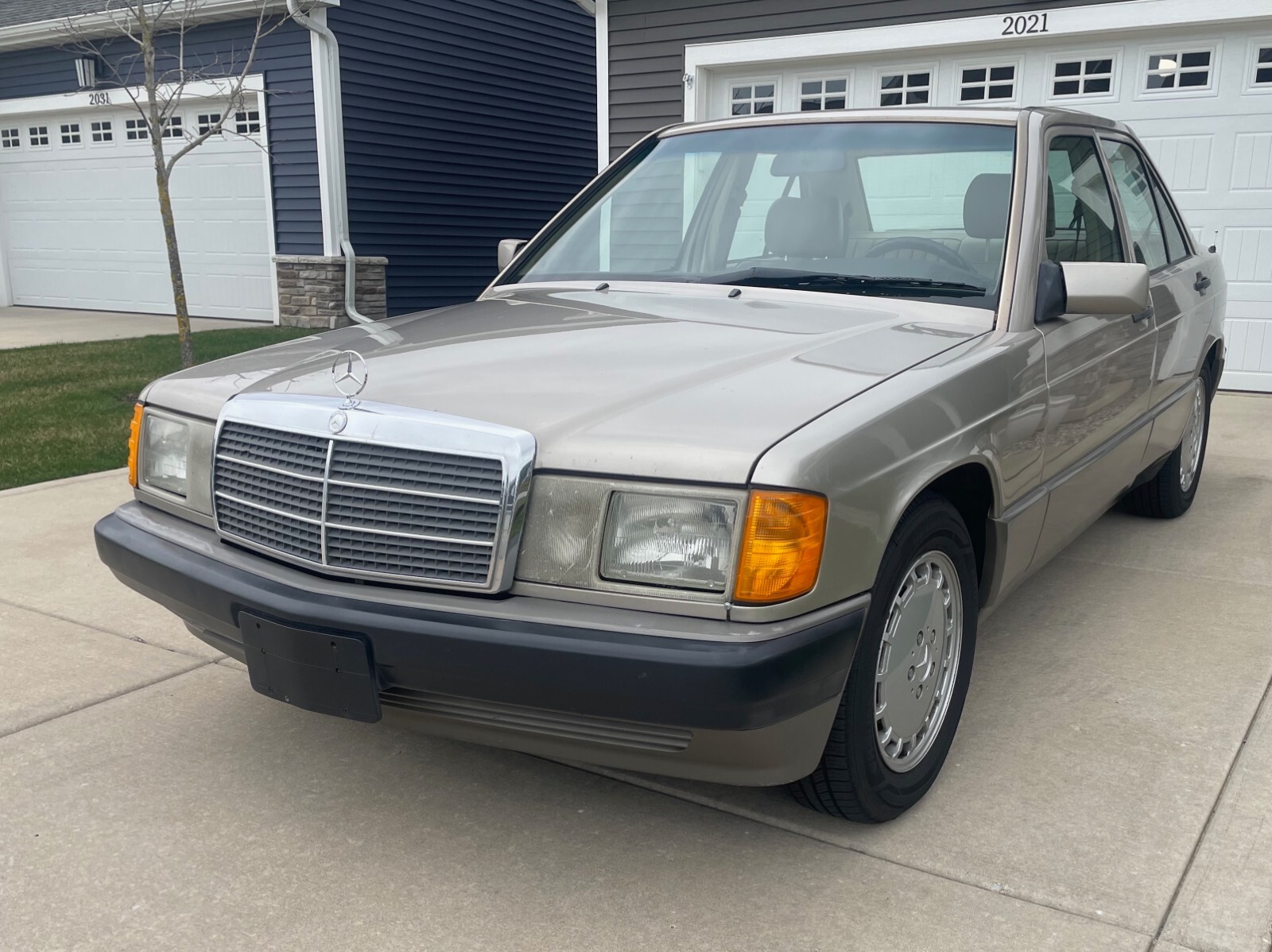 Mercedes-Benz-190-Series-1992-Sedan-2