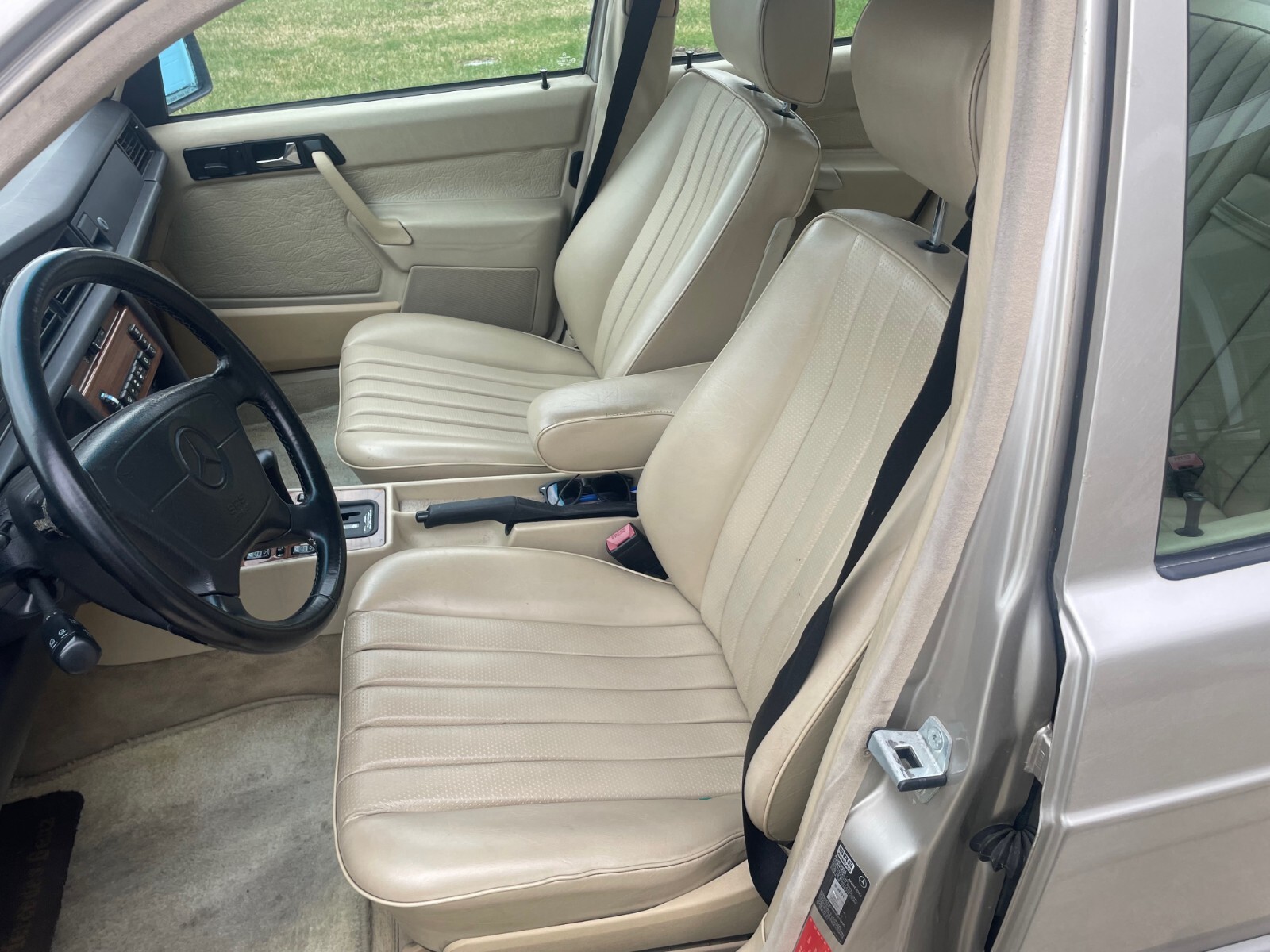 Mercedes-Benz-190-Series-1992-Sedan-23