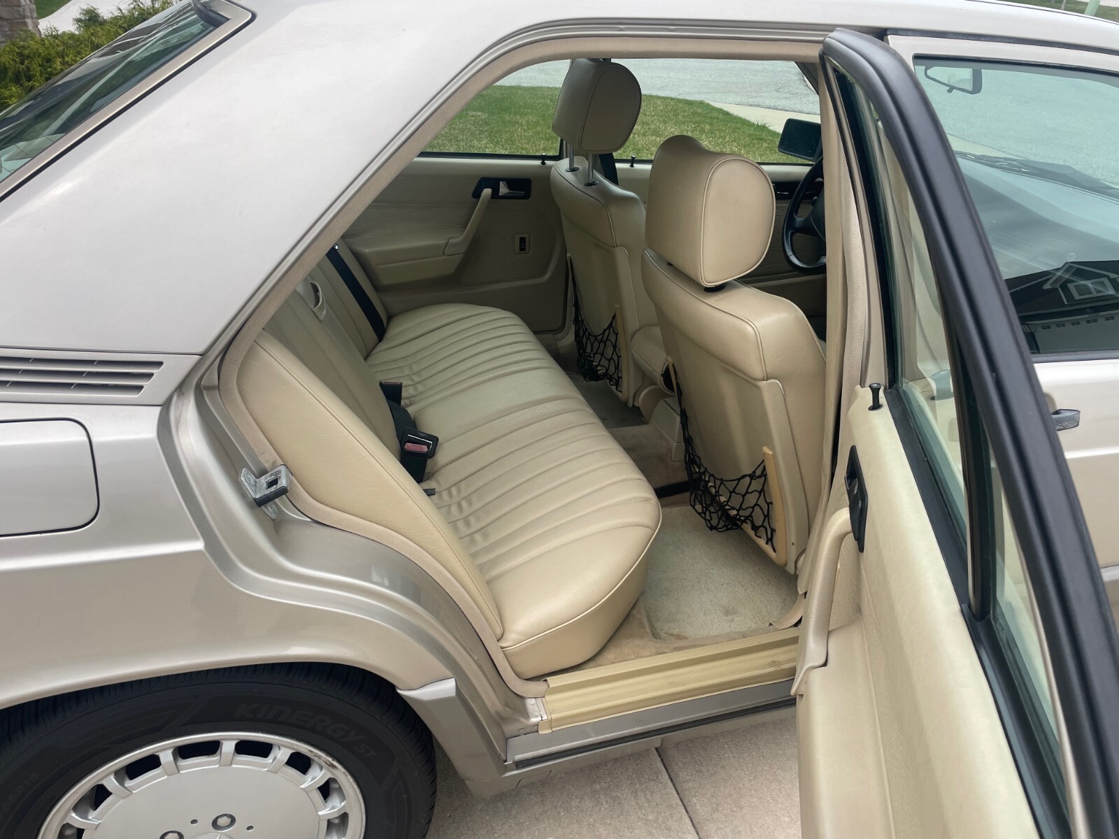 Mercedes-Benz-190-Series-1992-Sedan-25