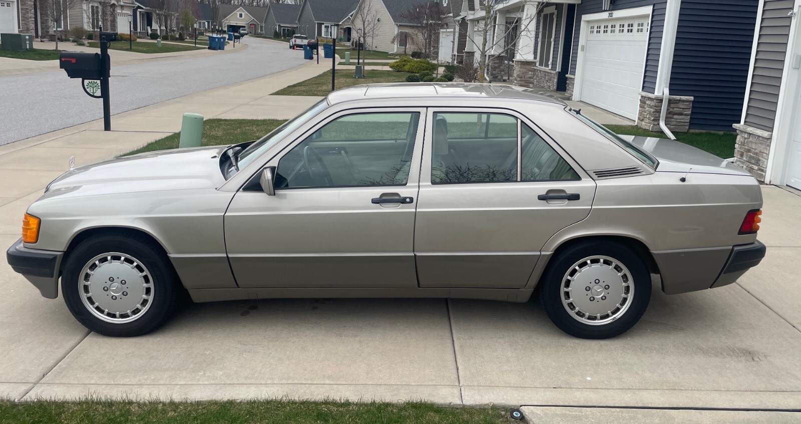 Mercedes-Benz-190-Series-1992-Sedan-4