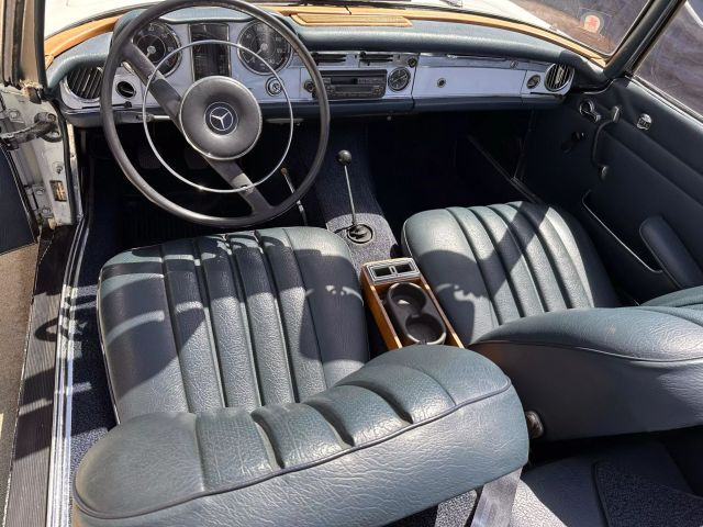 Mercedes-Benz-200-Series-1964-Convertible-32