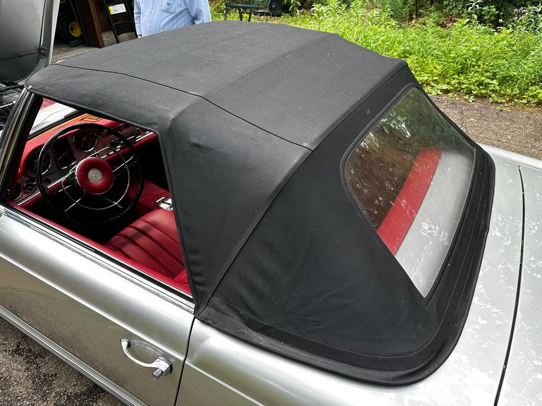 Mercedes-Benz-200-Series-1965-12