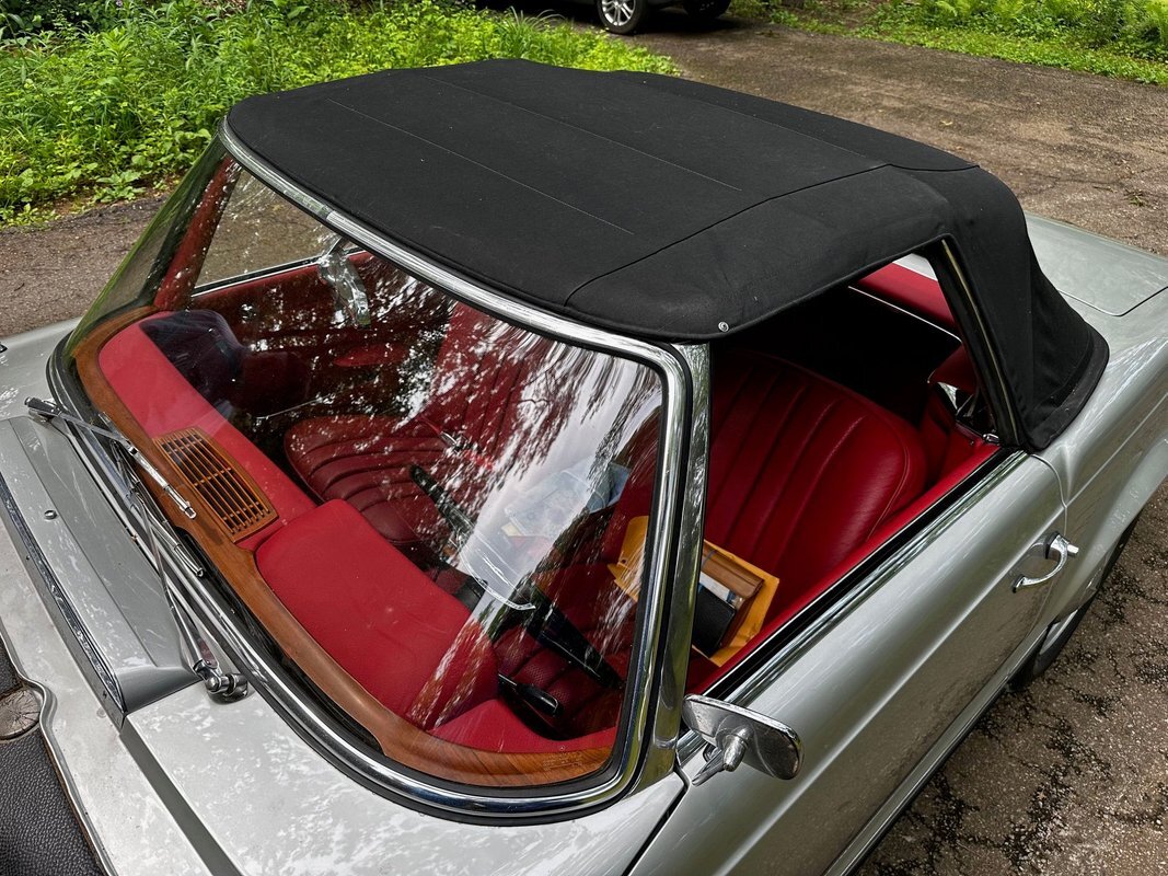 Mercedes-Benz-200-Series-1965-13