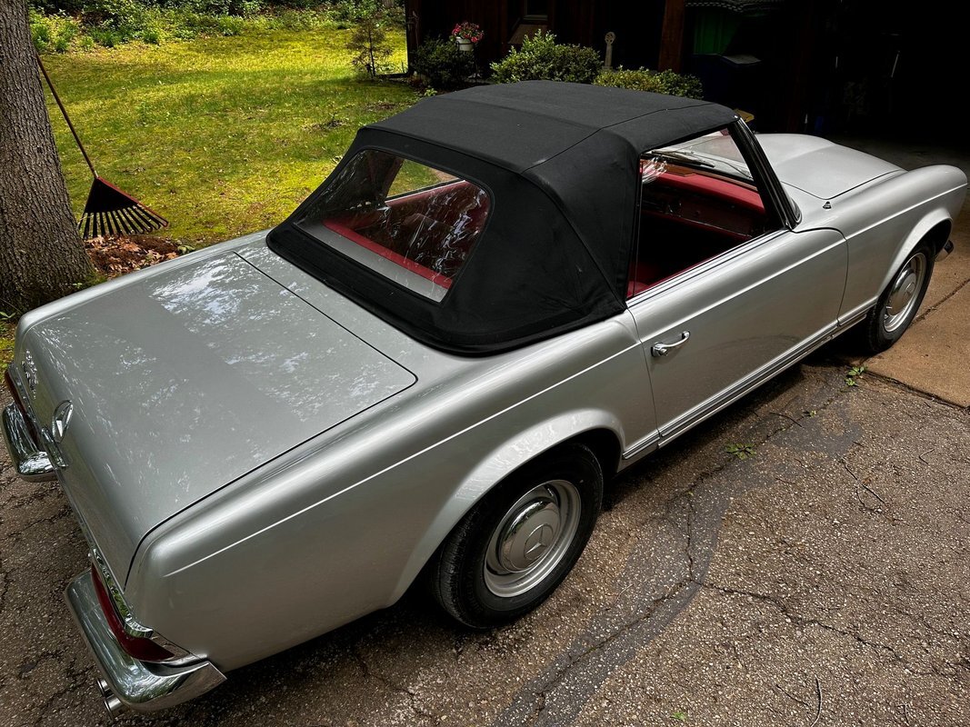 Mercedes-Benz-200-Series-1965-19