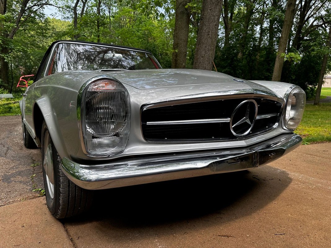 Mercedes-Benz-200-Series-1965-2