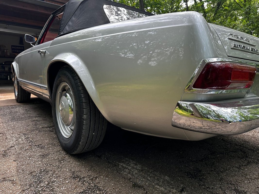 Mercedes-Benz-200-Series-1965-20