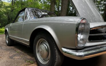 Mercedes-Benz-200-Series-1965-21