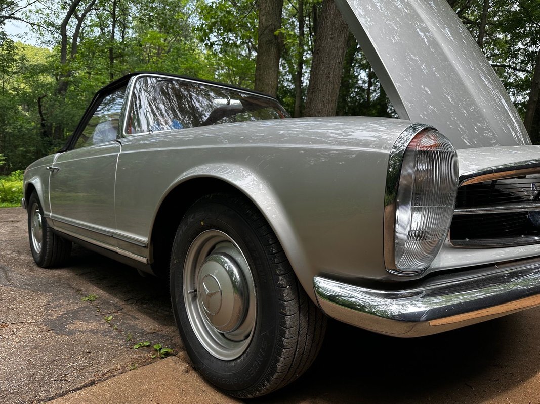 Mercedes-Benz-200-Series-1965-21