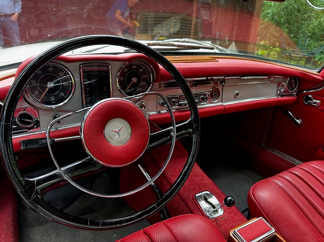 Mercedes-Benz-200-Series-1965-24