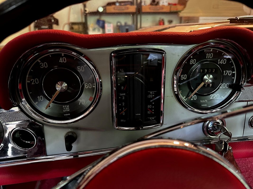 Mercedes-Benz-200-Series-1965-25