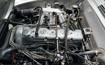 Mercedes-Benz-200-Series-1965-28