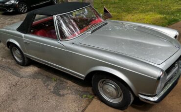 Mercedes-Benz-200-Series-1965-3