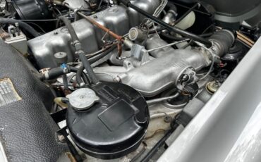 Mercedes-Benz-200-Series-1965-33