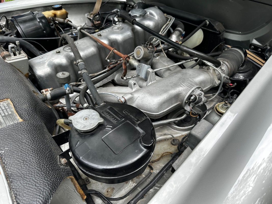 Mercedes-Benz-200-Series-1965-33