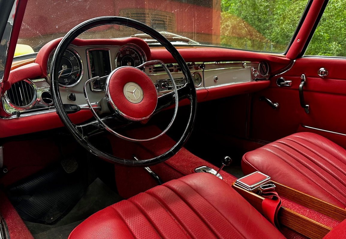 Mercedes-Benz-200-Series-1965-34