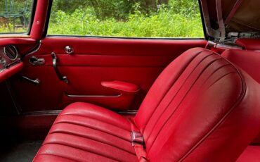 Mercedes-Benz-200-Series-1965-35
