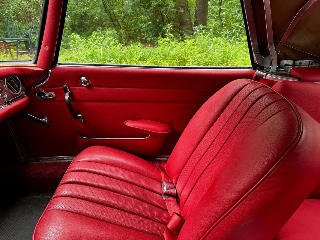 Mercedes-Benz-200-Series-1965-35