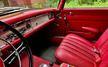 Mercedes-Benz-200-Series-1965-36