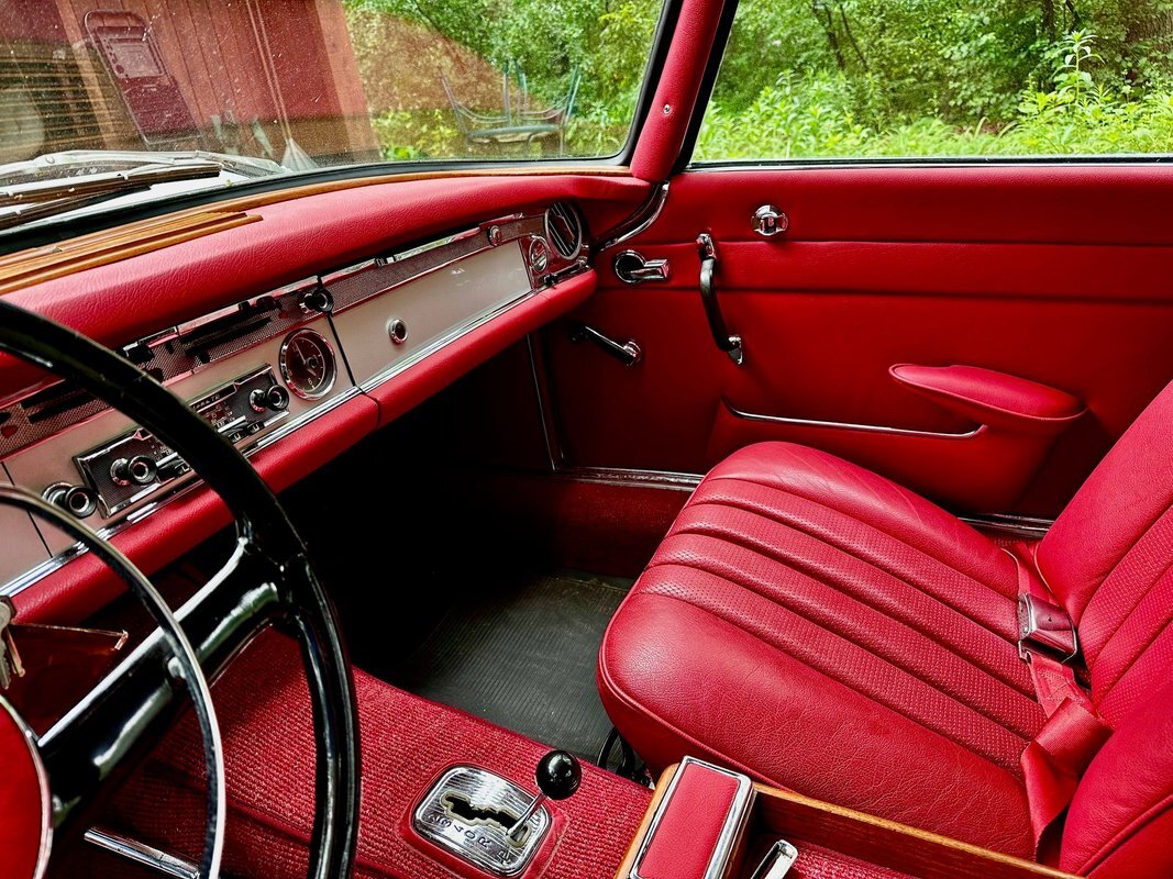 Mercedes-Benz-200-Series-1965-36