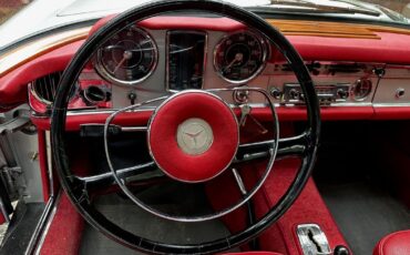 Mercedes-Benz-200-Series-1965-37