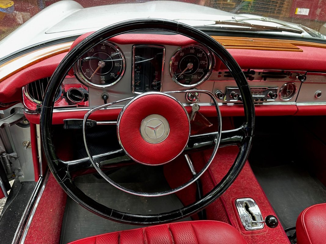 Mercedes-Benz-200-Series-1965-37