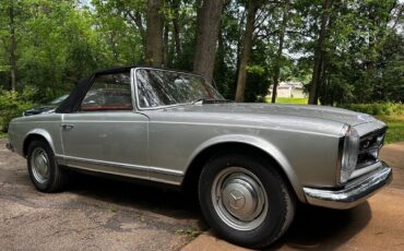 Mercedes-Benz-200-Series-1965-4