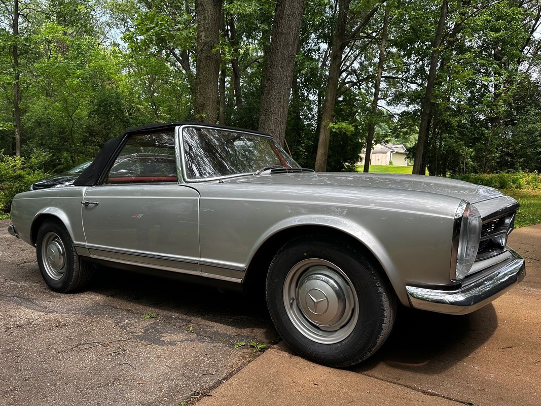 Mercedes-Benz-200-Series-1965-4