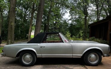 Mercedes-Benz-200-Series-1965-5