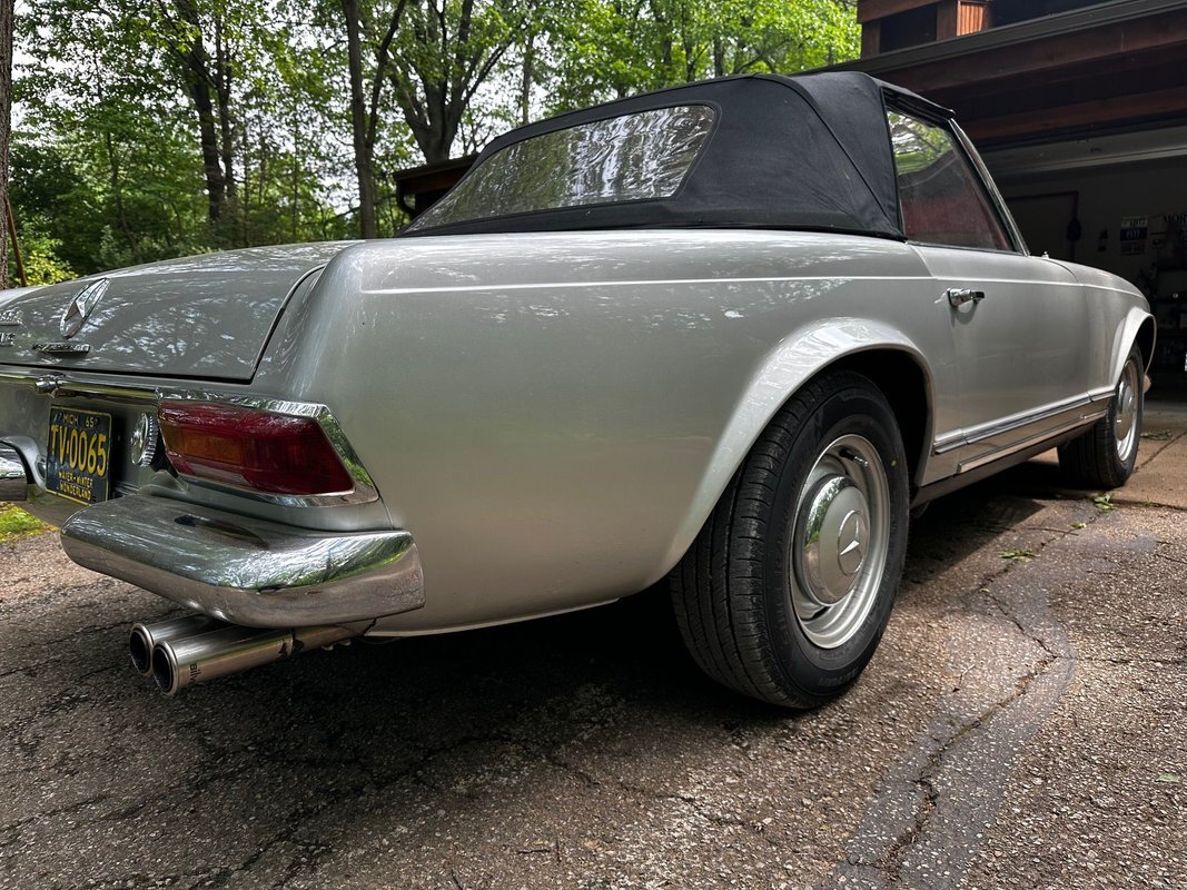 Mercedes-Benz-200-Series-1965-6