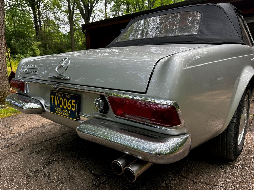 Mercedes-Benz-200-Series-1965-7